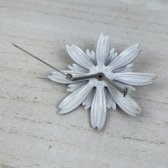 VTG 1960’s Black White Daisy Flower Brooch Pin Metal & Enamel Mod Style 60’s - Picture 10 of 16